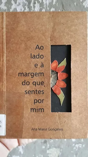 Ao lado e à margem do que sentes por mim